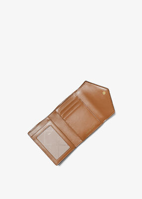 محفظة كارمن متوسطة الحجم ومظروف جلدي ثلاثي الطي بشعار الماركة